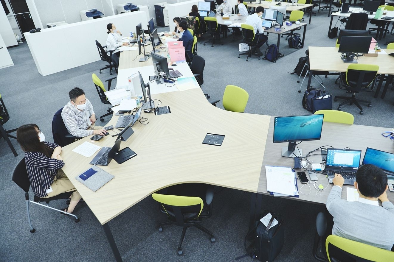 【人気求人】フレックスあり/フリーアドレスなどの柔軟な働き方も導入/資格取得や自己研鑽を全面的にスキルアップ！「圧倒的なプロフェッショナル」を目指せる準大手規模の税理士法人の画像