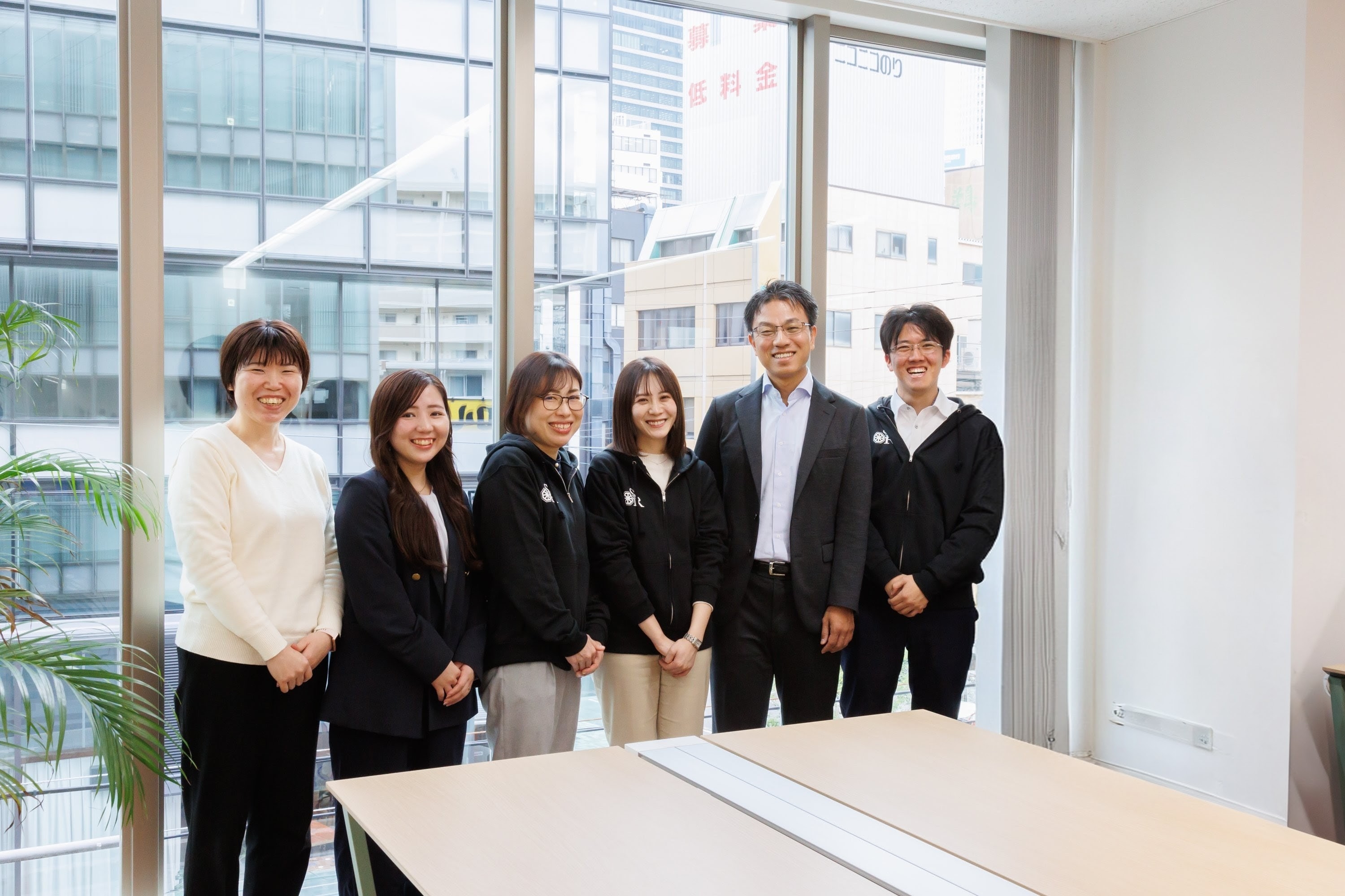 【社会保険労務士／労務スタッフ】実務経験1年以上または資格勉強中の方／週2～3日リモート可能／DXを活用し「オンラインファースト」を掲げる成長中の社労士事務所の画像