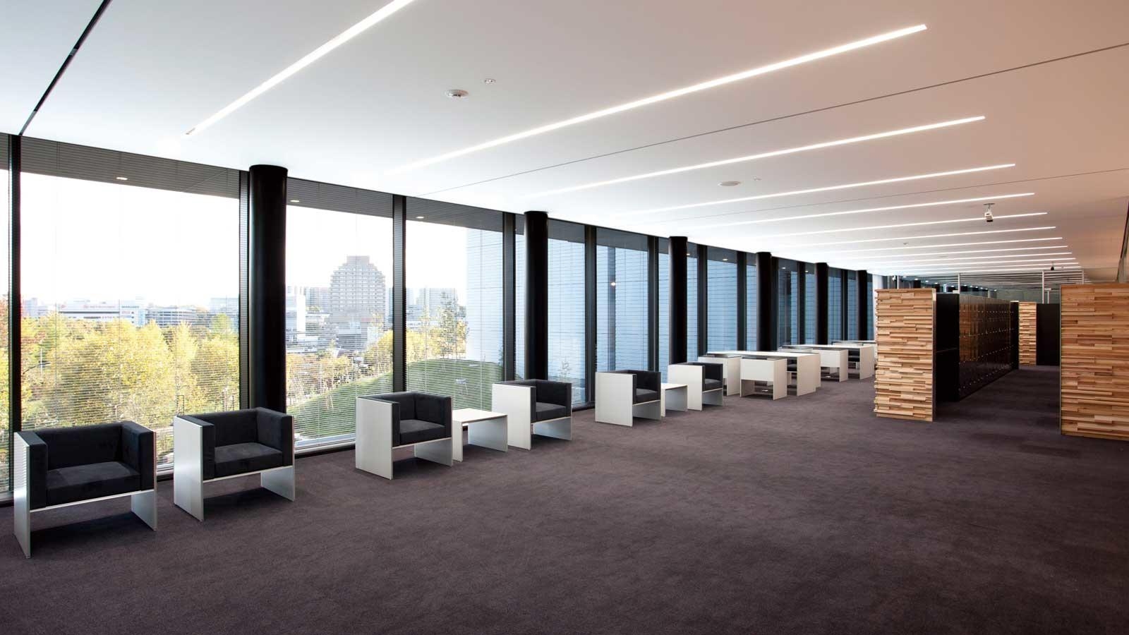 【経理】日商簿記2級・実務経験5年以上必須！上場以降赤字決算なし、市場調査業界No.1のコンサルティング企業の画像