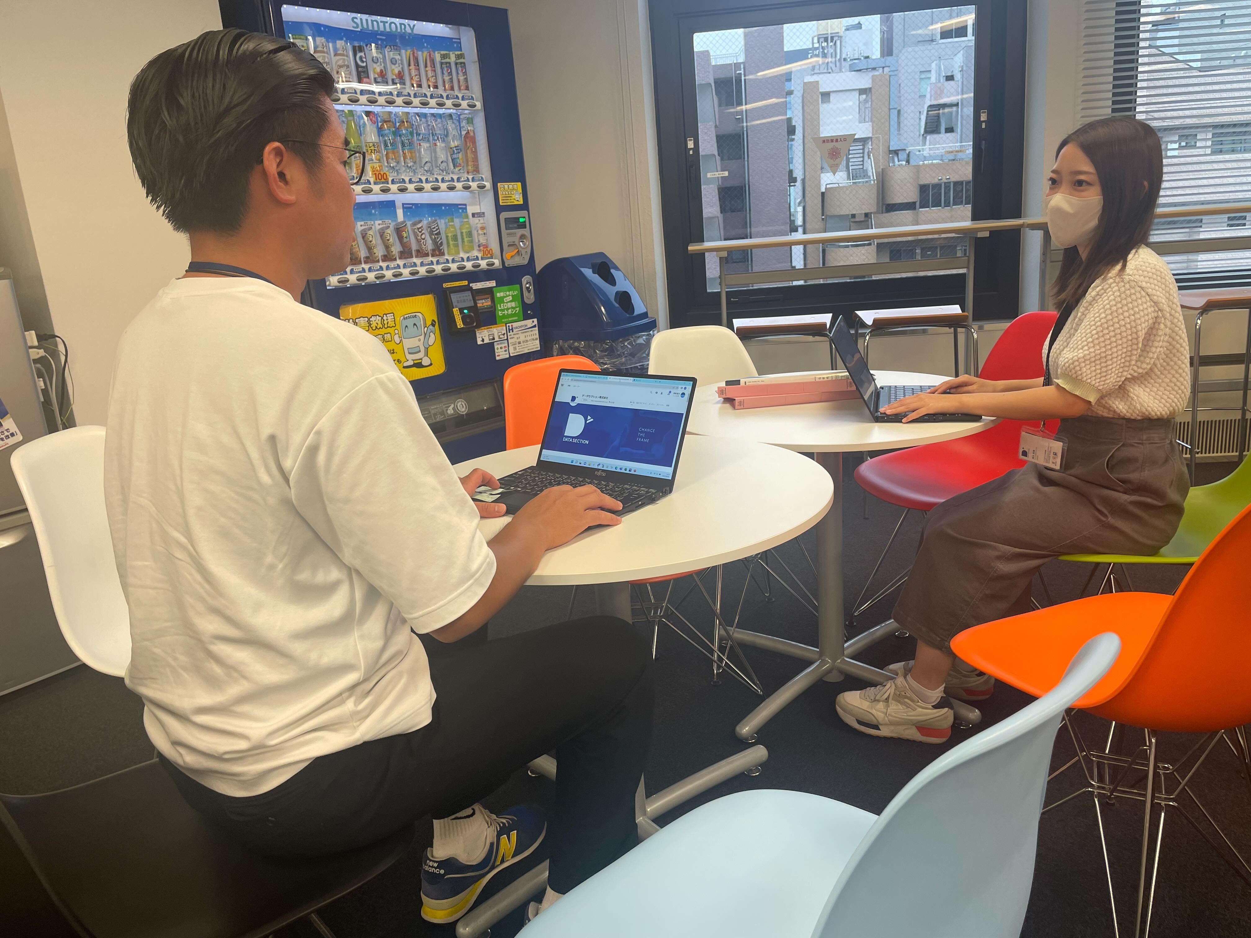 【経理】幅広く活躍したい方必見！フレックス制度！ビッグデータを活用したマーケティングリサーチで最前線のビジネスを支える上場企業の画像