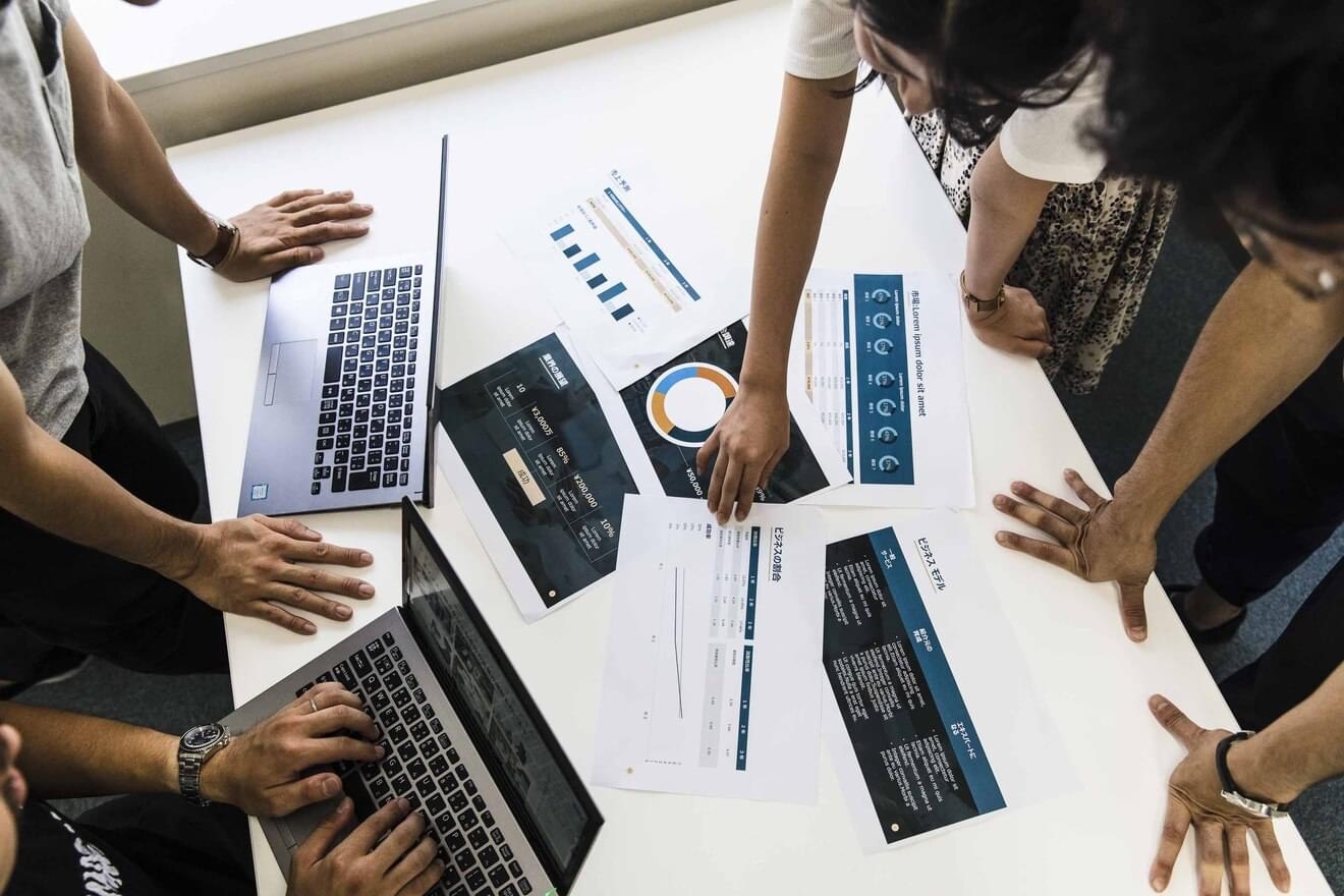 【経理リーダー候補】フレックス／「全国の中小企業を元気にする」というミッションのもと、人材採用支援、Webマーケティング、ブライダルプロモーション、クリエイティブ制作など、多岐にわたる事業を展開し、IPOを目指している総合広告代理店の画像