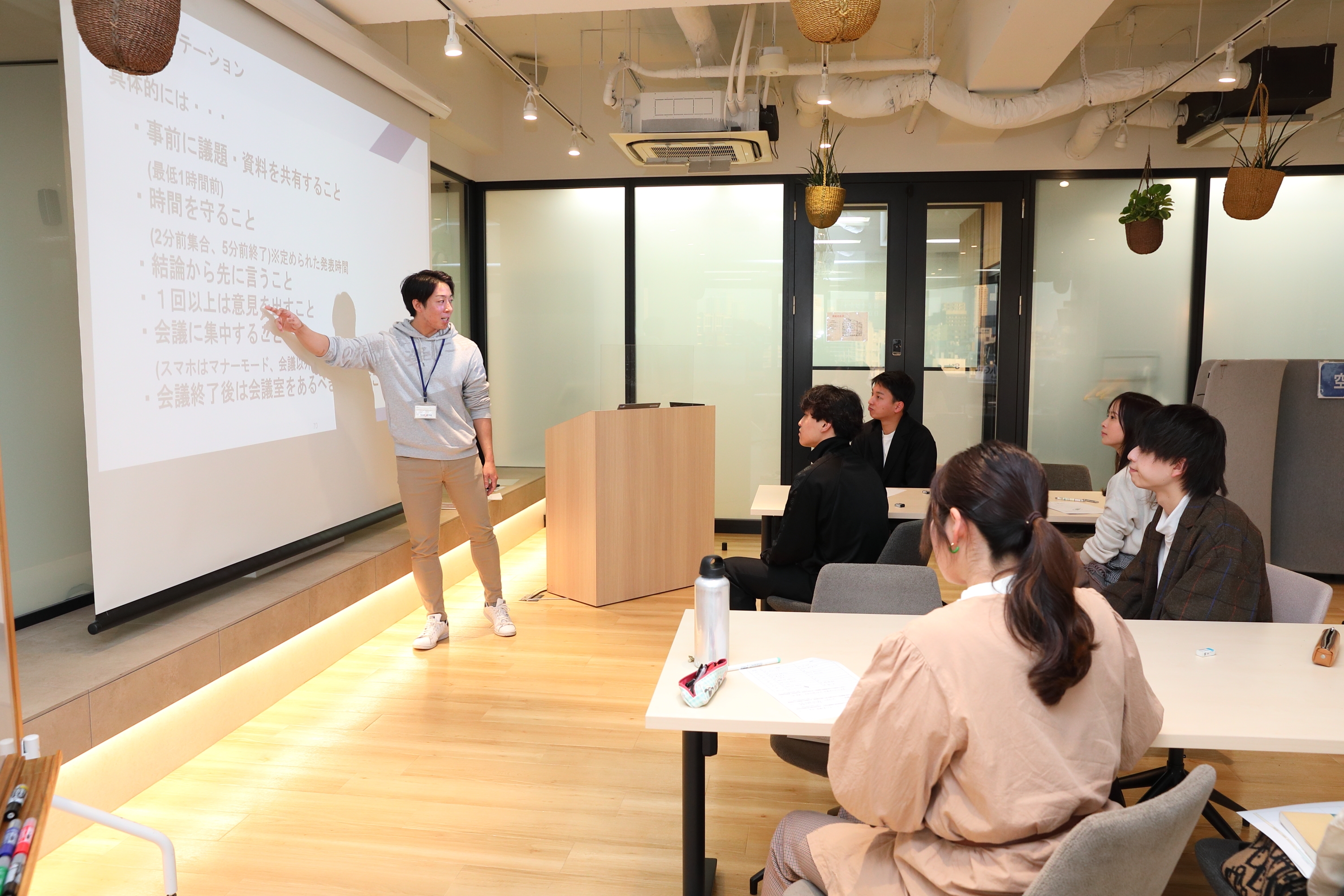 【経理】本社経理／創業19年目4つの事業領域で16事業を展開しているホールディングスカンパニー！の画像