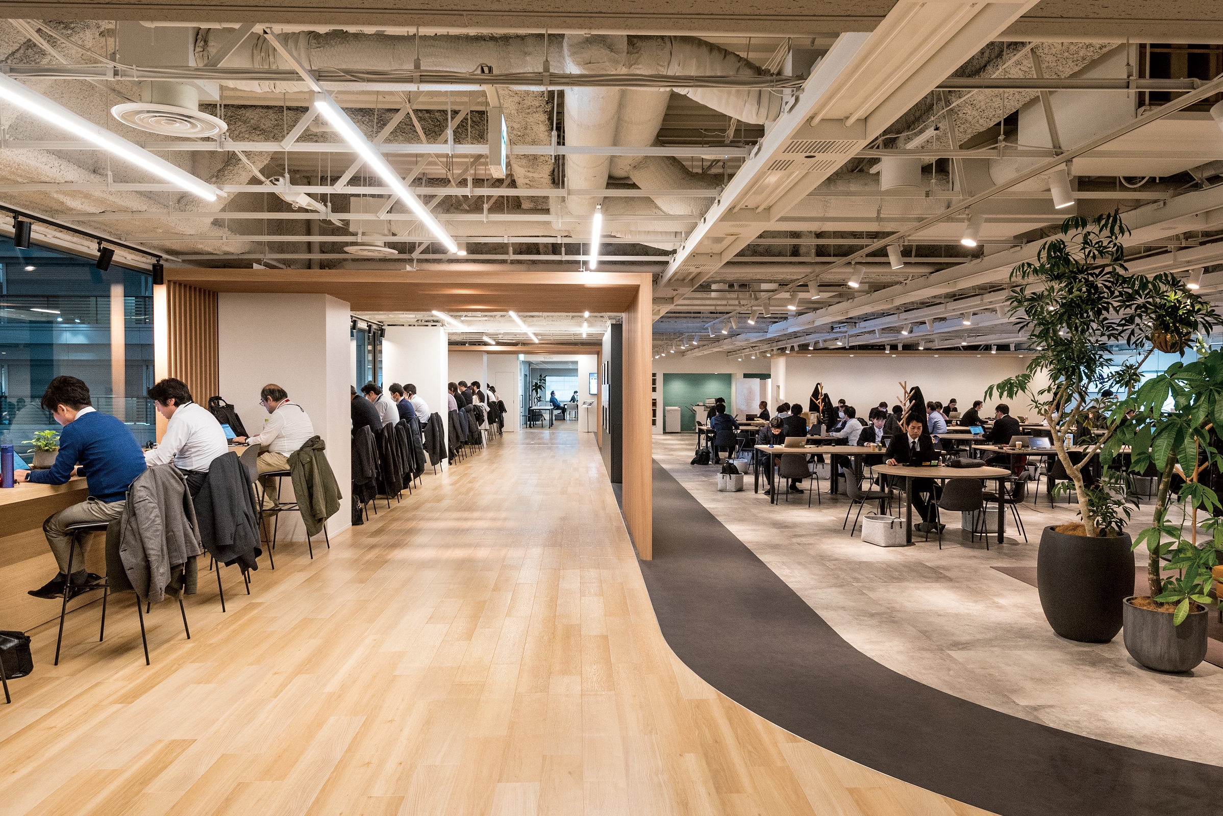 【経理】英語力を活かしたい方必見！年間休日127日！個人から法人、官公庁まで幅広い顧客にサービスを提供するグローバル上場企業の画像