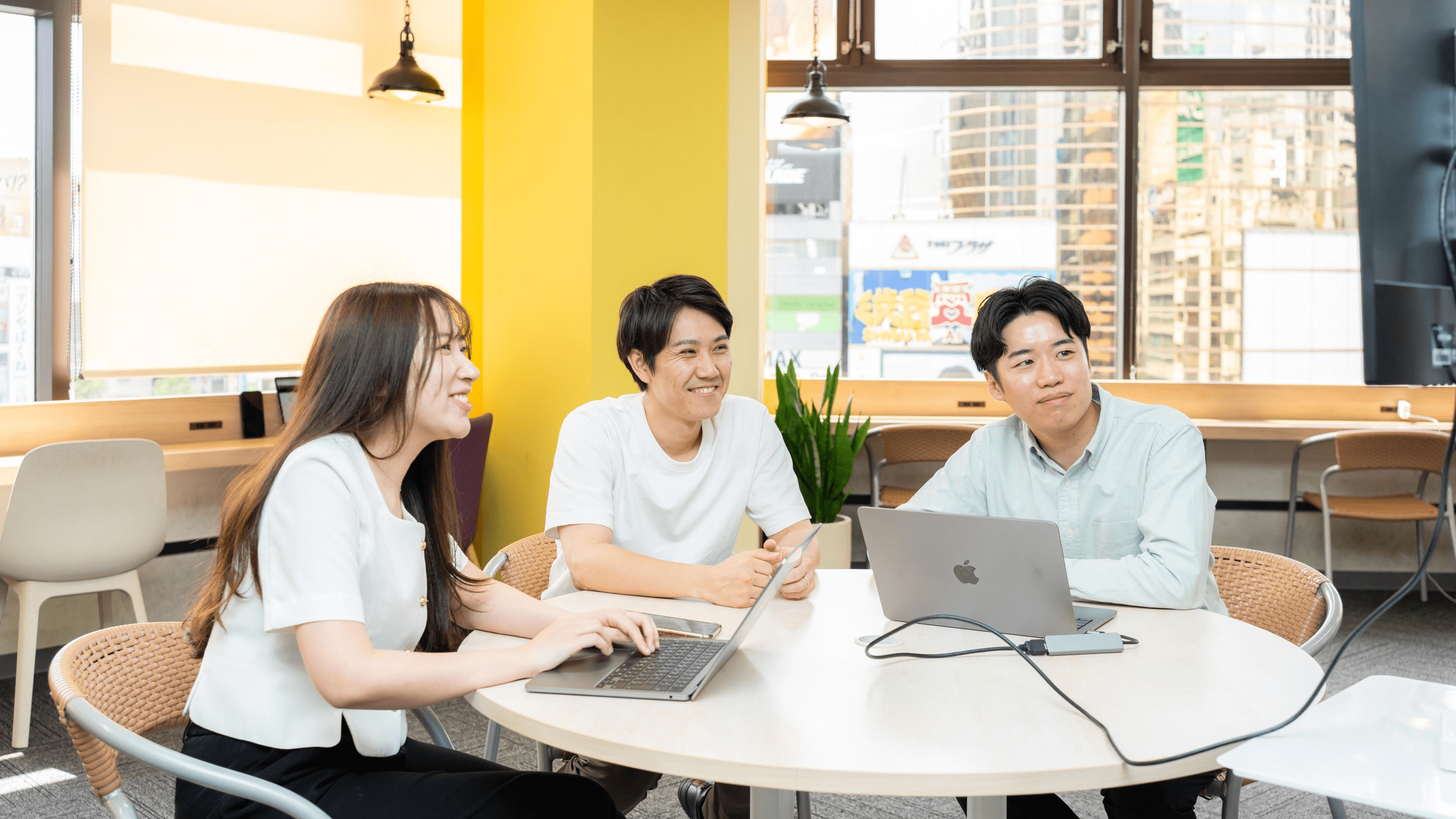 【経理業務だけでなくコーポレート全般にチャレンジ！】基本的な経理業務から将来的には決算のディレクションや経理フロー改善、法務・情シスなどお任せします！「誰もが達成できる営業組織」を目指し、ツール提供して終わりではなく伴走型コンサルティングを提供するベンチャー企業の画像