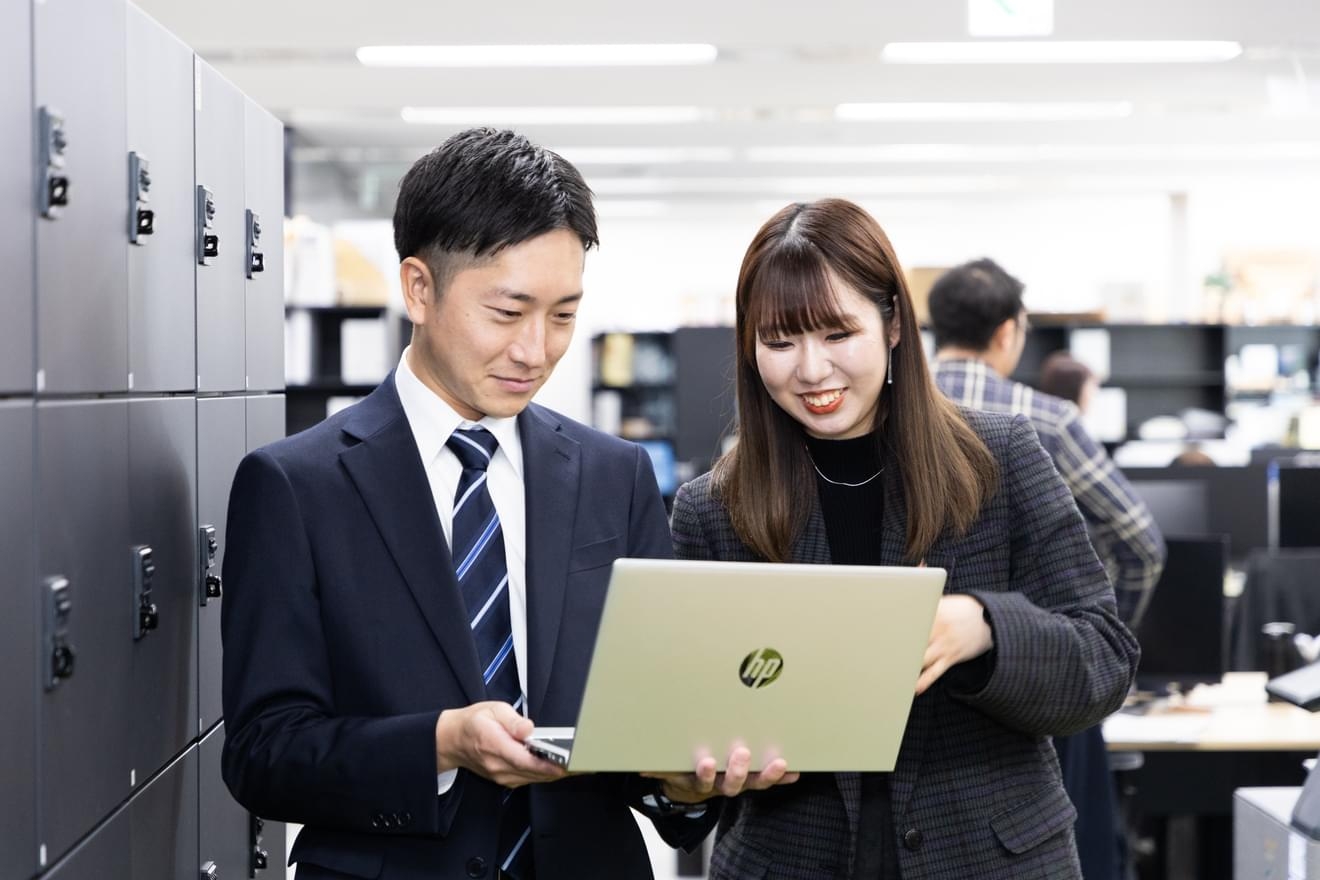 【横浜／内勤】実務経験を「高く」評価される場所｜DX化で無駄を削ぎ落とす万｜ママさんも活躍中の組織の画像