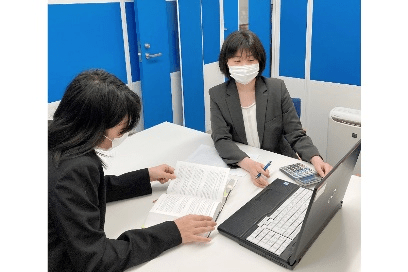 【税務会計スタッフ】年間休日120日、残業も少なめでメリハリをつけて働ける！資格取得支援のサポート体制も充実！駅徒歩1分でアクセス抜群！企業の経営全般をバックアップし、お客様の発展・成長を強力にサポートする税理士法人の画像