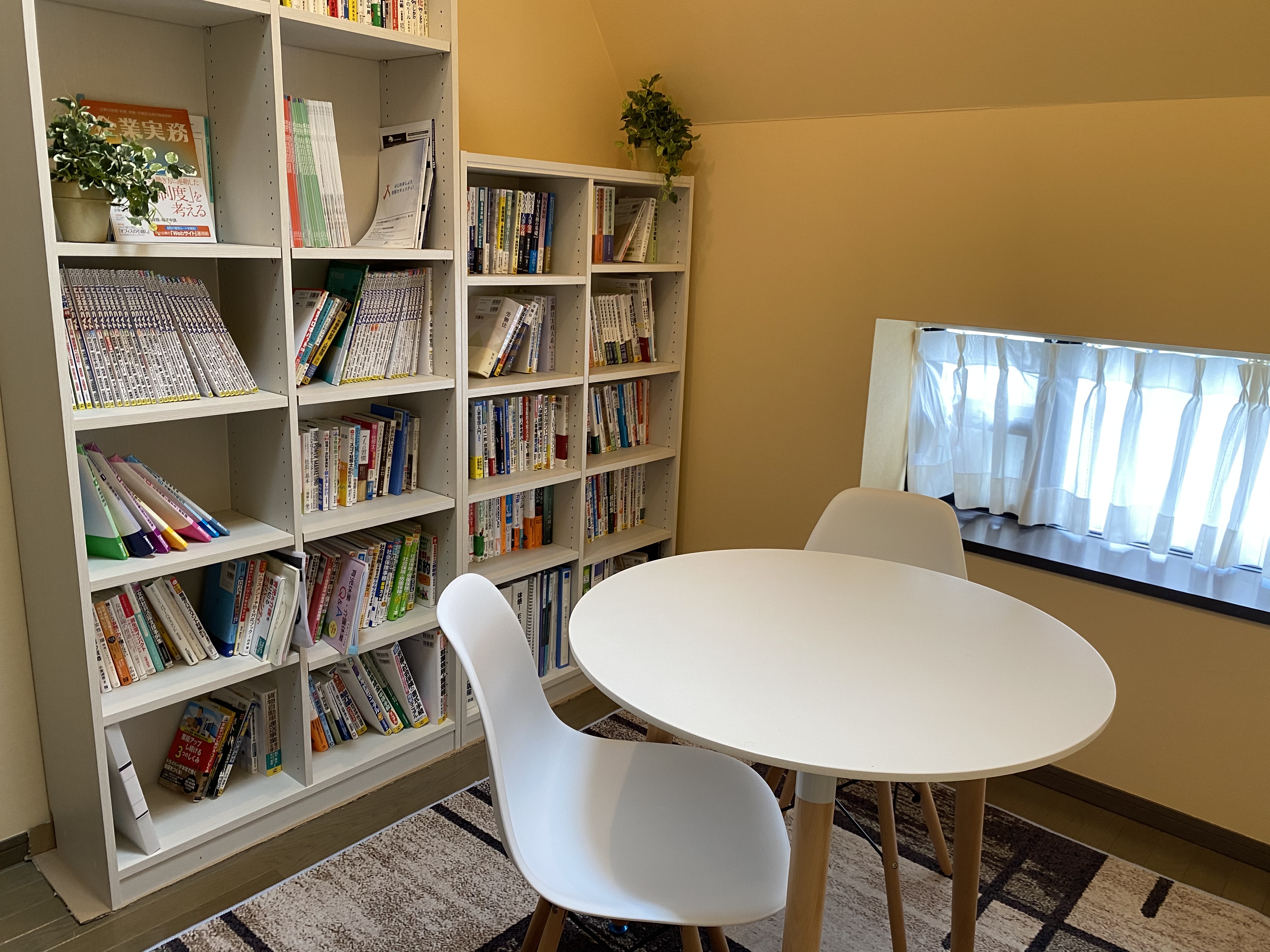 【社労士補助】業界未経験必見！有資格歓迎！時短勤務制度など柔軟な働き方が可能で、ルーティンワークだけでなくIPO支援やM&Aコンサルなどの経験も積めるアットホームな社労士法人の画像