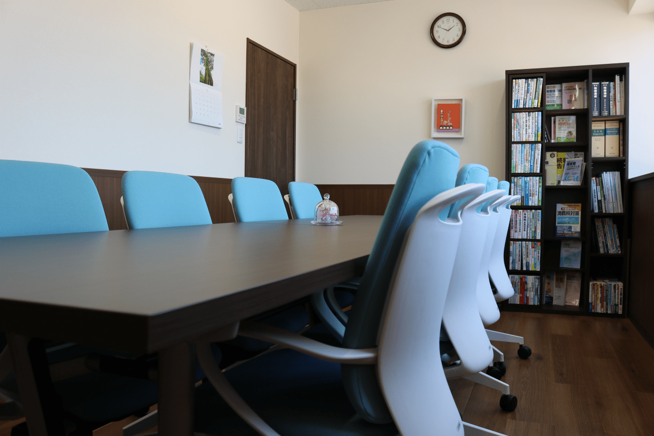 【税理士補助スタッフ】年間休日123日！残業少なめ！勉強との両立ができて働きやすくスキルアップできる税理士法人の画像