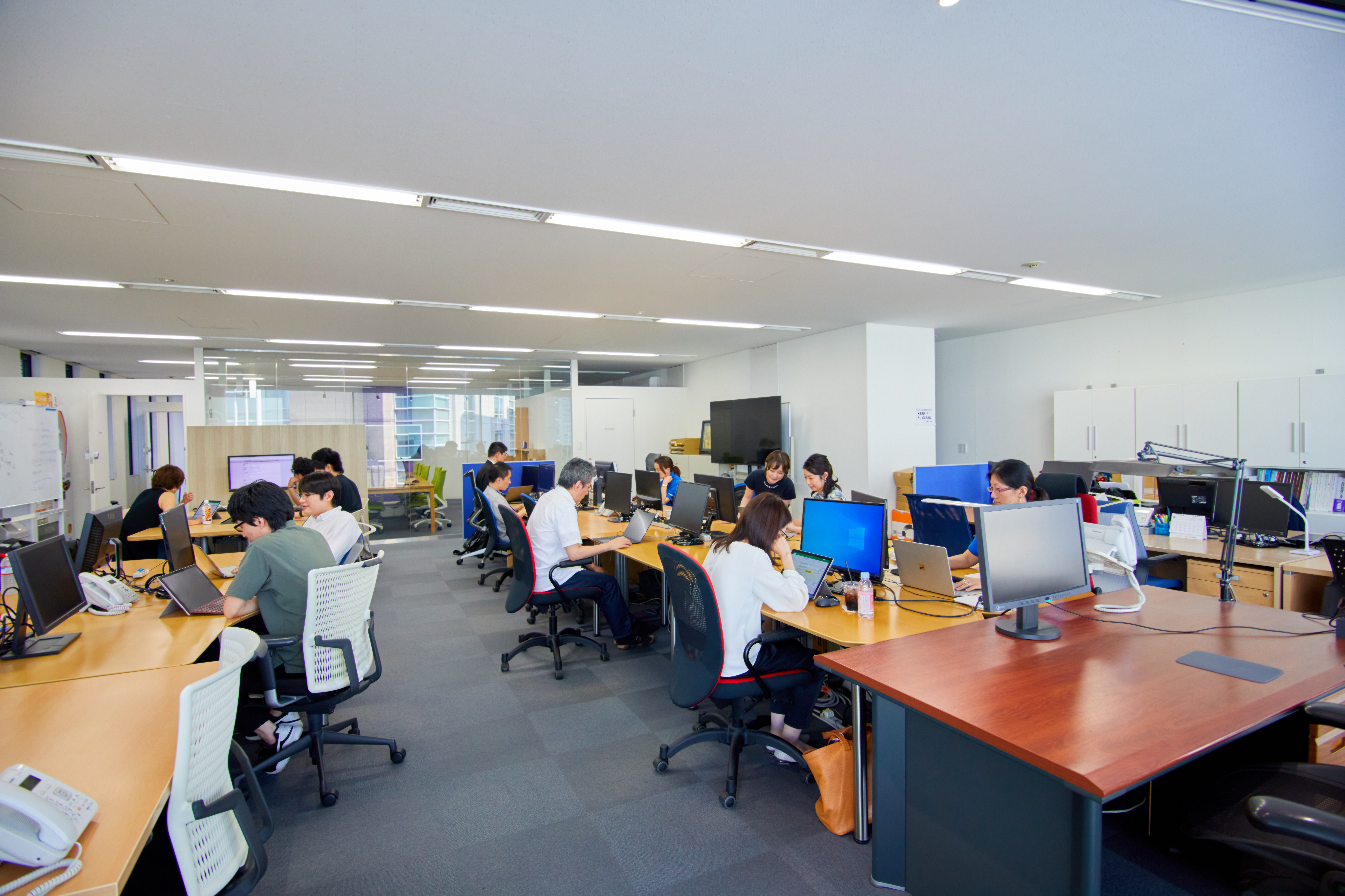 【法務】法務スタッフ！顧客管理に収まらず、全てのステークホルダーとのやり取りの中で発生する情報をつなげ、活用するためのプラットフォームを開発する成長中のグロース上場企業の画像