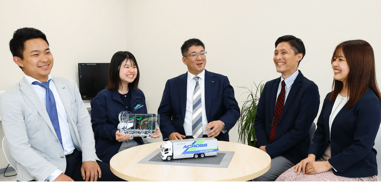 【若手注目求人！】残業10h程度！上場子会社でスキルアップ！東証プライム上場のセンコーグループに属する物流会社！アパレルを中心に1500社との取引実績あり！全国32拠点に物流倉庫を展開し、アパレル商品の倉庫管理から配送まで一括して手掛ける「ファッション物流」のトップランナーの画像