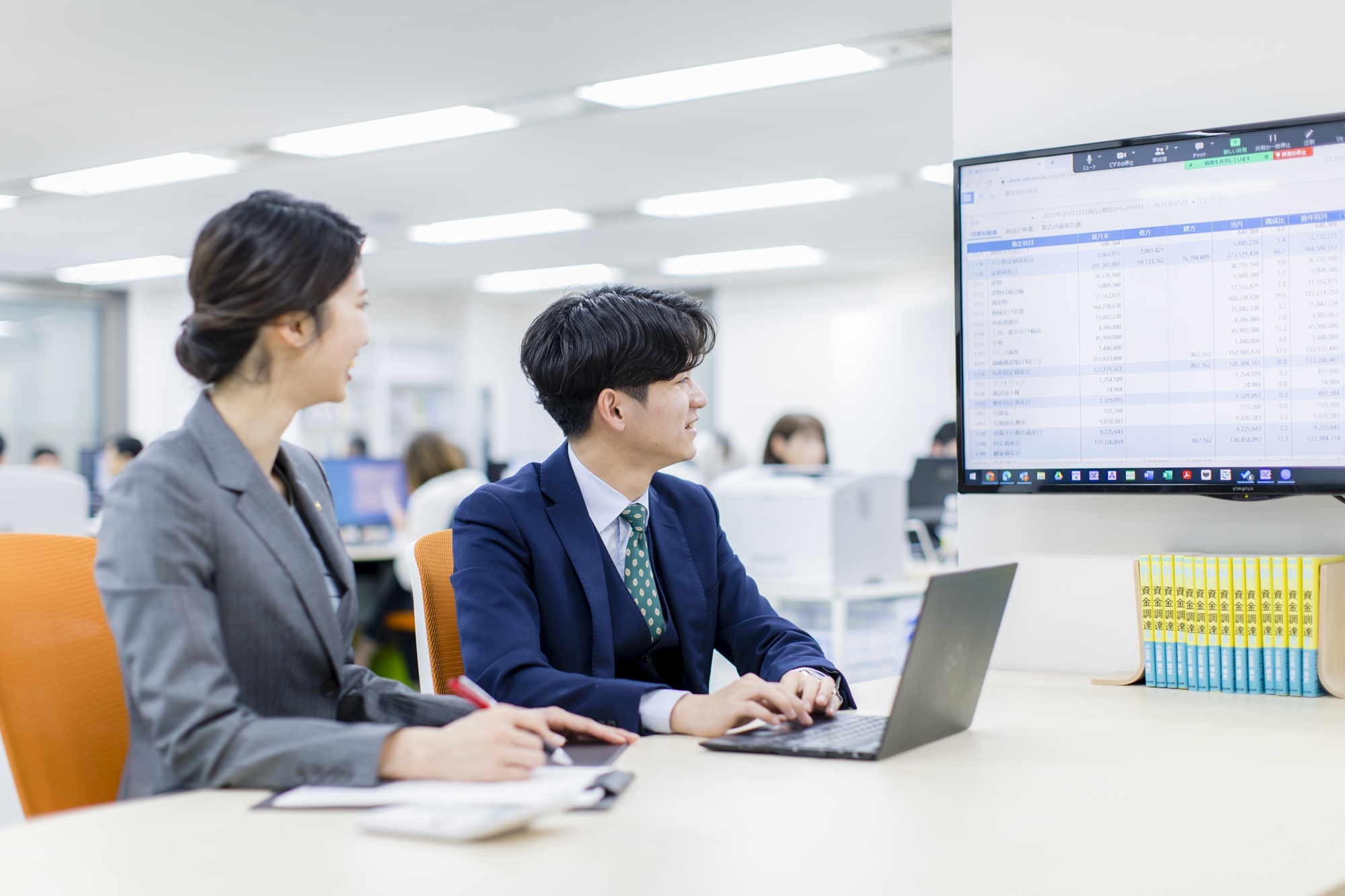 【税理士補助】業界未経験者必見！年間休日120日以上！レベルに合わせた育成で、目標の実現をサポートする税理士法人の画像