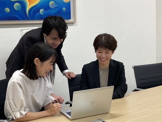 【社労士補助】未経験歓迎！社労士有資格者必見！異業種出身者活躍中の方多数！教育体制充実！未経験から人事労務のプロになれる社労士法人の画像