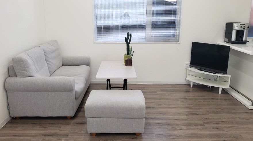 【税務スタッフ】確かな経験を積んで挑戦できる！税務会計から労務管理まで、幅広く経験を積むことができます！税理士を目指している方の資格取得を応援！小規模で伸び伸びと仕事ができるのが特徴の税理士事務所の画像