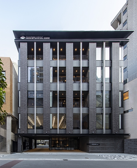 【管理部マネージャー候補】年間休日120日◎／土日祝休み◎／業界トップクラスのシェア／1960年代創業、自社開発高機能プラスチック製の理化学機器の製造を手掛け、景気に左右されない経営を続ける業界のパイオニア企業の画像