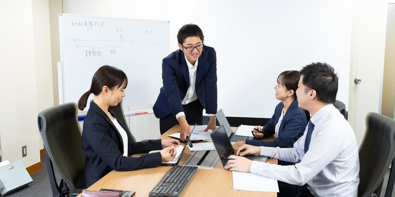 【未経験必見】フルフレックス/教育体制&資格取得支援&研修支援制度が充実！スピード感ある環境で成長できる！自らの成長を大切にしながら、顧客とともに未来を創る会計事務所の画像