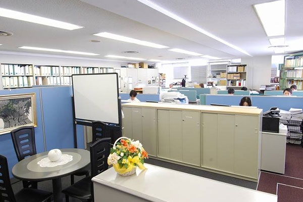 【税務会計】月残業20時間未満！地元から絶大な信頼と歴史あり／税理士比率が高く、フラットな社風が売りの税理士事務所の画像