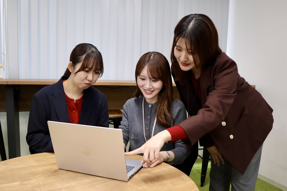 【安定基盤×成長フェーズ】多彩な顧客支援を通じて専門性を磨ける！顧客の売上向上に特化した急成長の環境で、CFOとしての視点を磨き経営支援の最前線で活躍できる税理士法人の画像