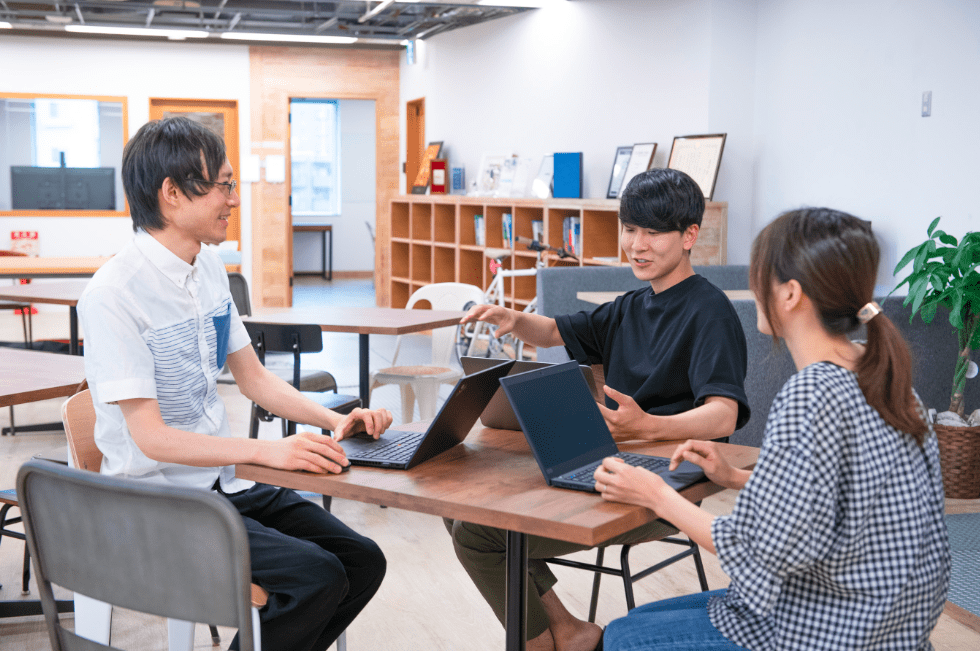 【経理】週3日程度リモートワーク可能！190カ国52万人超の知見データベースを強みとして、企業へのスポットコンサルティングを提供するグロース上場企業の画像