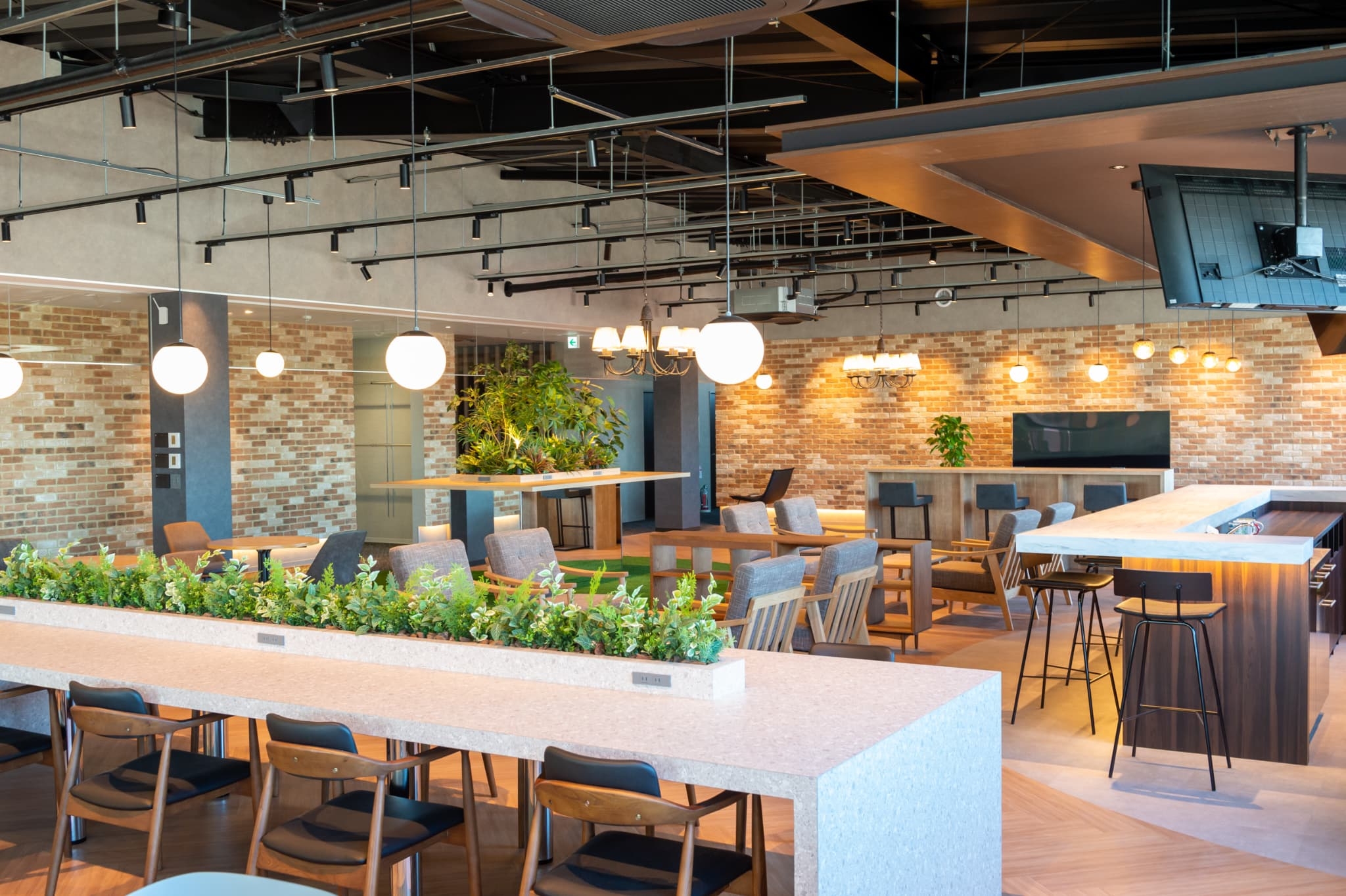 【財務会計コンサルタント】実働7時間、年間休日124日でワークライフバランスも充実！開放感のあるおしゃれなオフィスで働ける！ITツールを積極的に活用しクライアントの財務支援を行う税理士法人の画像