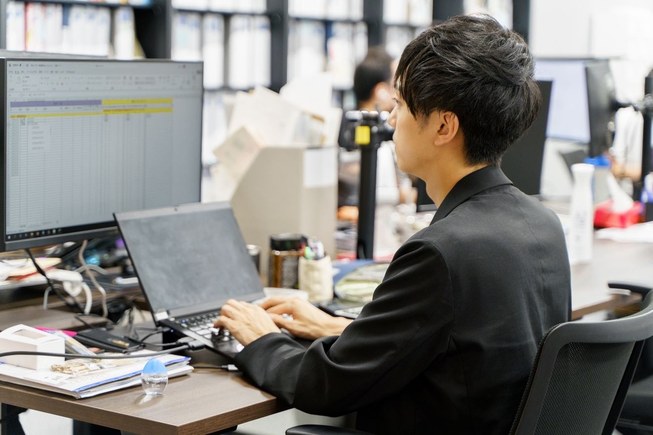 【クラウド×改善を主導する労務リーダー】給与・勤怠・社保の経験を活かし、SmartHR導入や業務フロー整備・紙運用撤廃などDX推進を担える設計型ポジション！20〜30代活躍中の画像