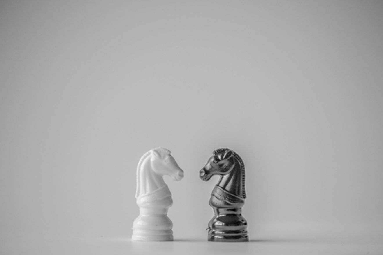 ホワイトナイトとは?敵対的買収から企業を守る防衛術!具体的事例もご紹介