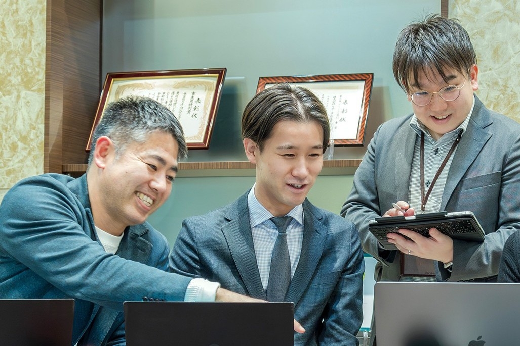 チーム制で担当するので属人化なし！単なる申告代行にとどまらず、富裕層向け資産税や不動産の意思決定支援まで深く携われる環境がある税理士法人の画像