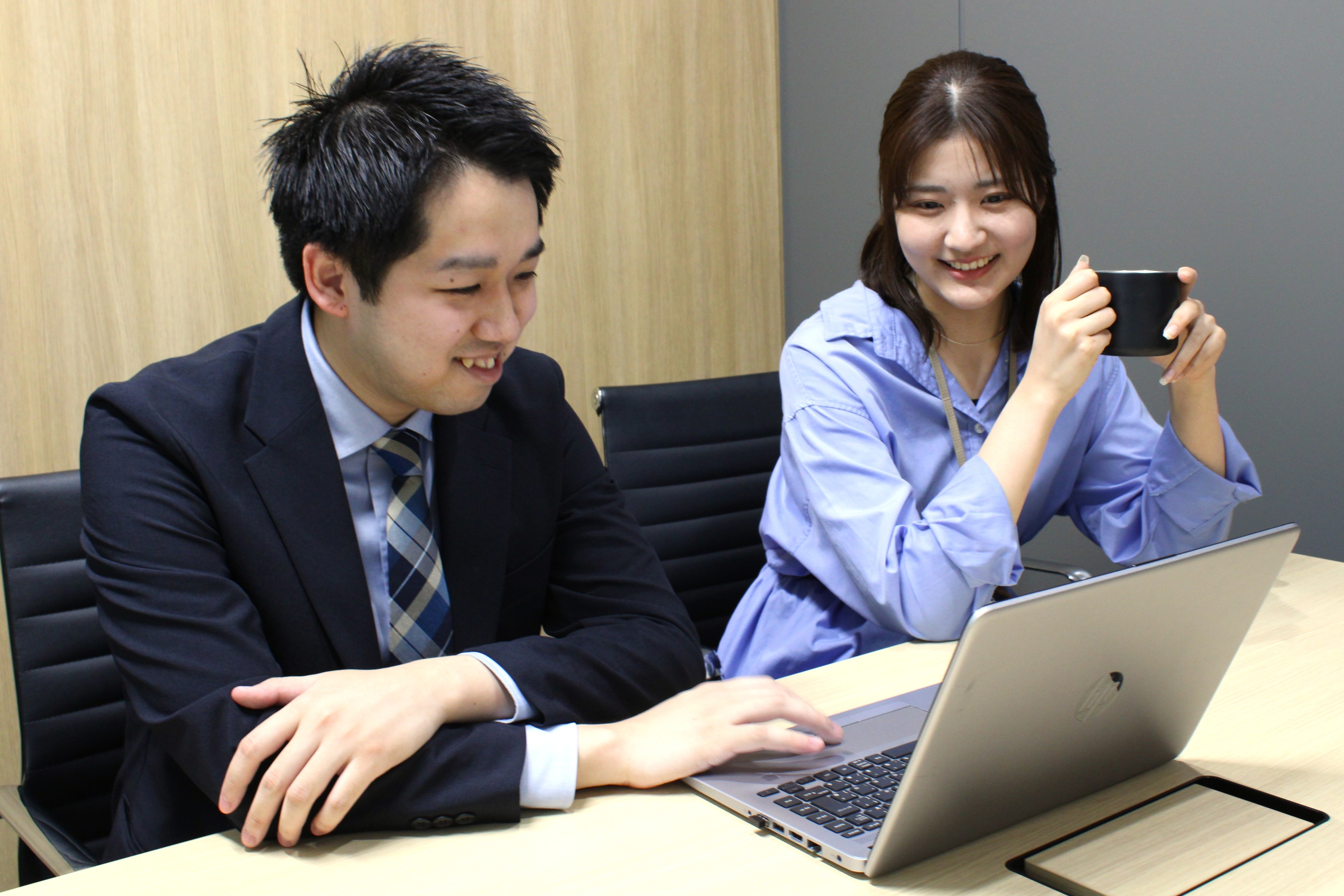 【挑戦を後押しする環境】努力が正当に評価される成長企業で、“なりたい自分”を実現できる！平均年齢35.2歳の若手中心組織！フラットな職場で学び挑戦できる環境が整う税理士法人の画像