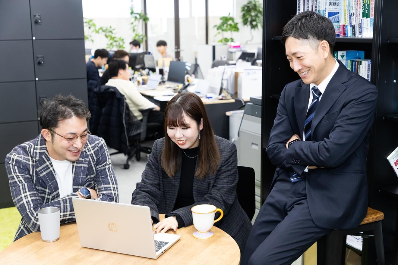 【挑戦を後押しする環境】努力が正当に評価される成長企業で、“なりたい自分”を実現できる！平均年齢35.2歳の若手中心組織！フラットな職場で学び挑戦できる環境が整う税理士法人の画像