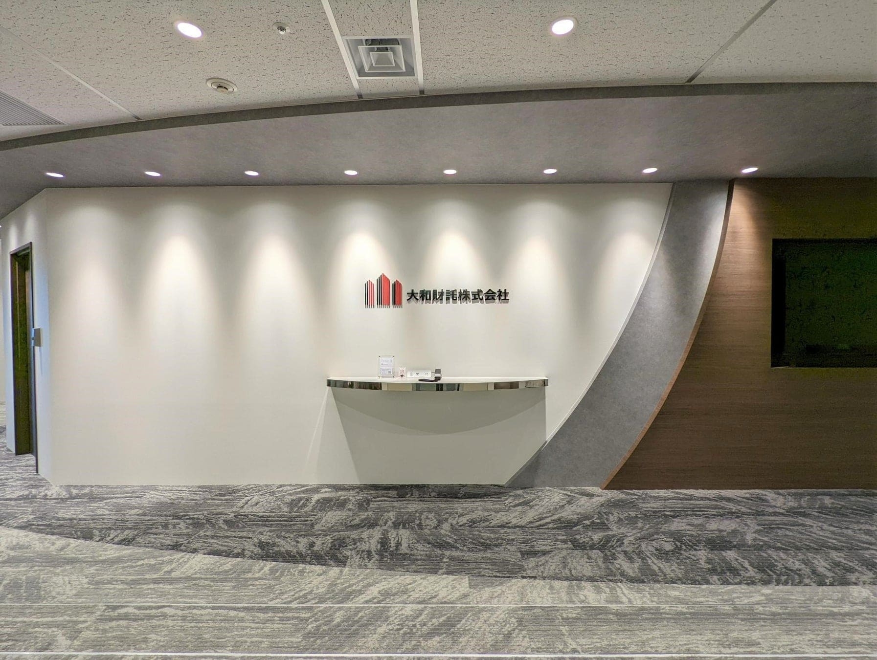 【経理】大阪駅直結でアクセス抜群！ホワイト企業認定最高ランク『プラチナ』取得！設立13年目ながら売上220億円を突破し、不動産・建築領域等を活用した資産価値共創事業を展開している総合不動産企業の画像