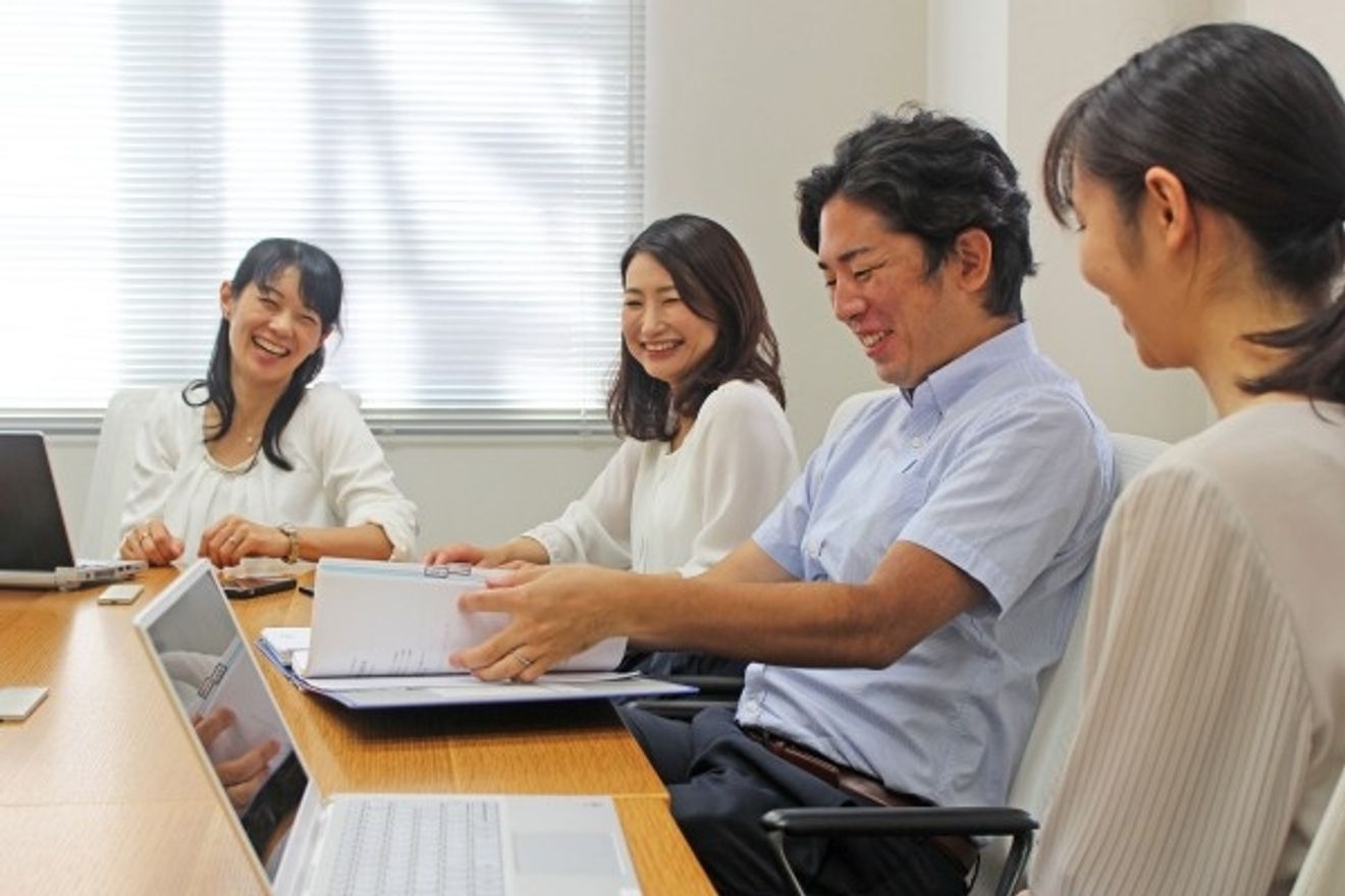 【税務会計】英語を活かしたい方必見！/国際部門の募集！/資格勉強と仕事が両立できる環境/繁忙期でも残業が少なく、ライフワークバランスがとれる税理士法人の画像1枚目