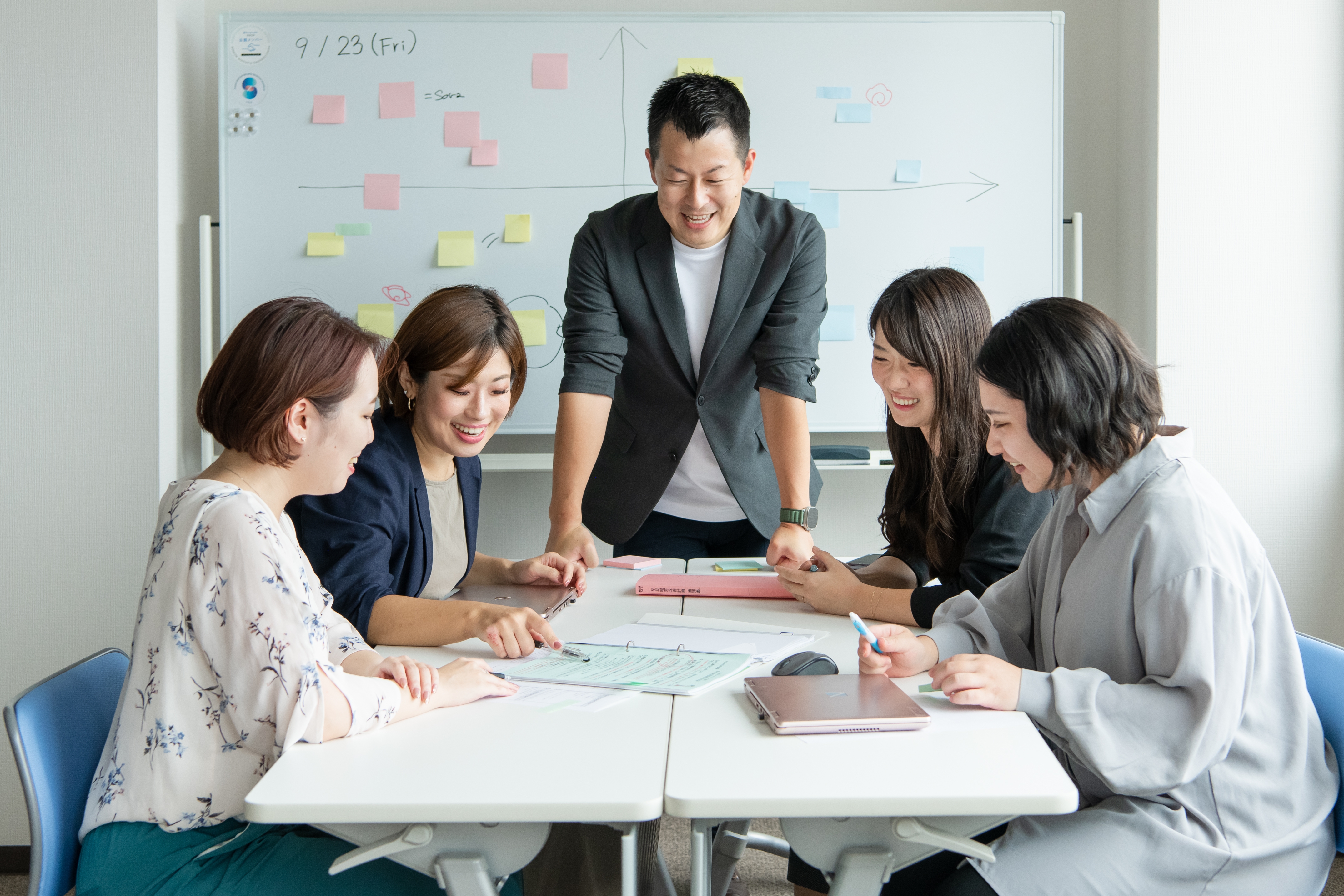 【社労士スタッフ】これから労務系でキャリアを歩んでいきたい方必見！研修・教育が整っており未経験の方でも安心して経験を積むことができます！リモートワーク・フレックス制度もあり柔軟な働き方ができる税理士法人の画像