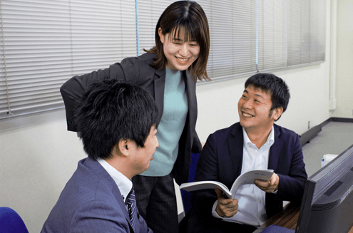 【必見】フルフレックス/リモートワーク可能/400種以上の講座を受講できるeラーニングや研修制度も充実し、スキルアップ可能！グローバル展開もしながら、日本初のカラーグラビア印刷を実現し、業界のパイオニアである老舗印刷メーカーの画像