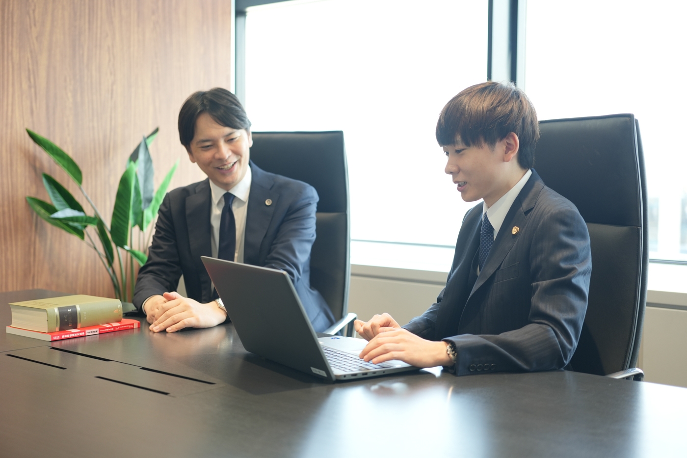 【アソシエイト弁護士】初年度年俸1080万円保証／若手が活躍しやすい環境＆独立支援も◎／刑事事件や交通事故をメインに、全国15か所に事務所を展開の画像