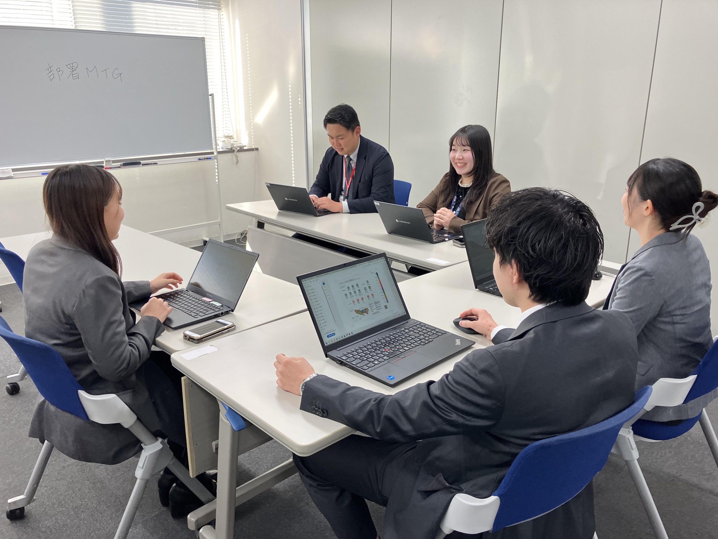 【経理】人材不足の企業や顧客にサービスを提供するため、販売や営業に特化したアウトソーシング事業や、海外人材のコンサルタント業務を展開！580億円以上の売り上げを誇るプライム上場企業のグループ企業の画像