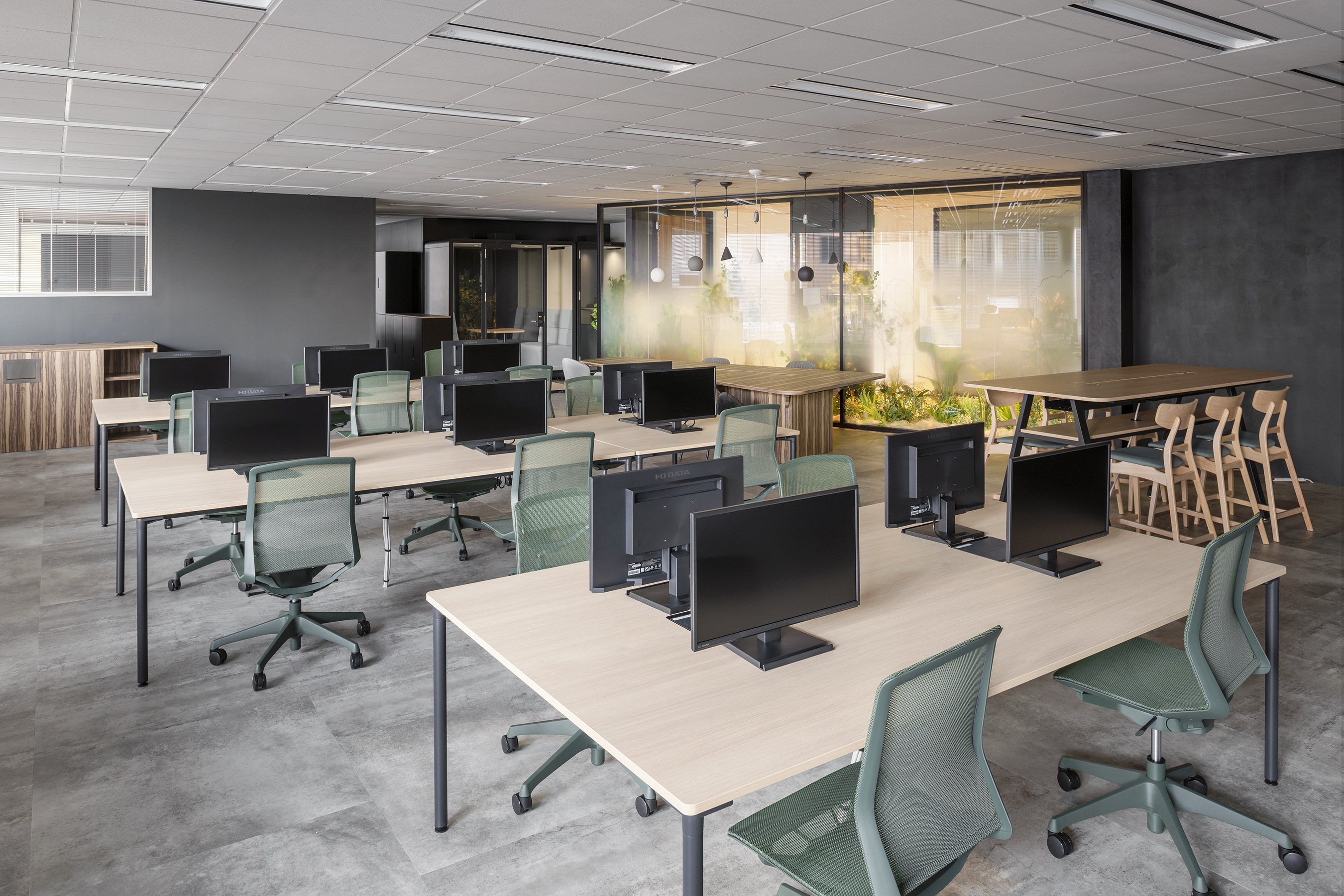 【経理リーダー】年間休日126日！週2日リモート可能！フルフレックス導入！30年にわたり学校や教育現場へICT導入を行っているパイオニア企業の画像