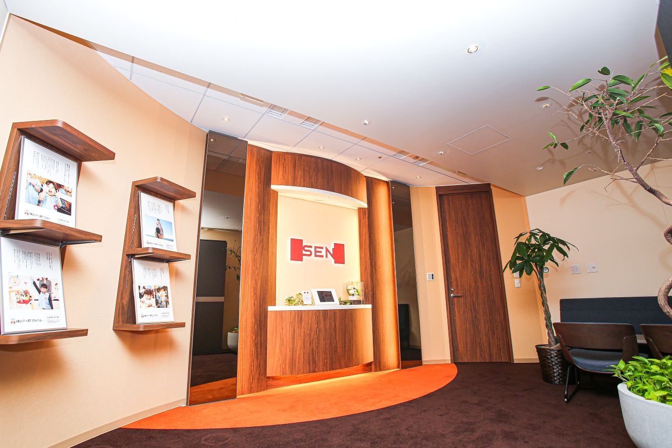 【経理メンバー】週2リモート可／子育て両立中の社員多数！柔軟な働き方！保育園・幼稚園など子どもを預かる施設や保護者とともに子どもの幸せを育むことを目指す、総合保育テックサービス「はいチーズ！」シリーズを主力事業としている企業の画像