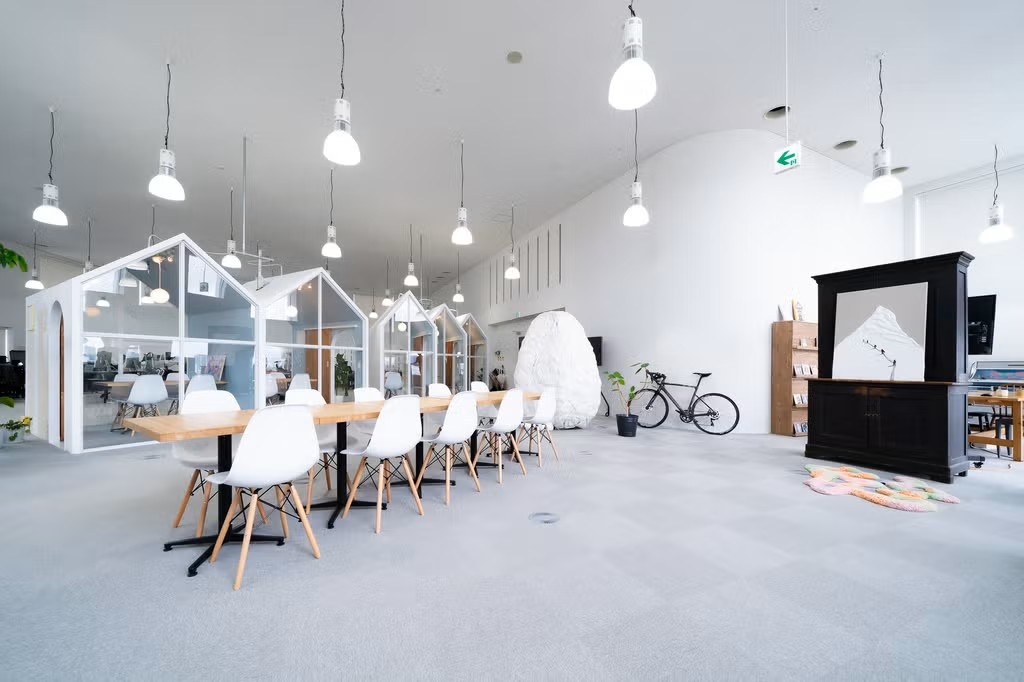 少人数組織で裁量大｜残業月10〜20h｜年間休日125日の画像