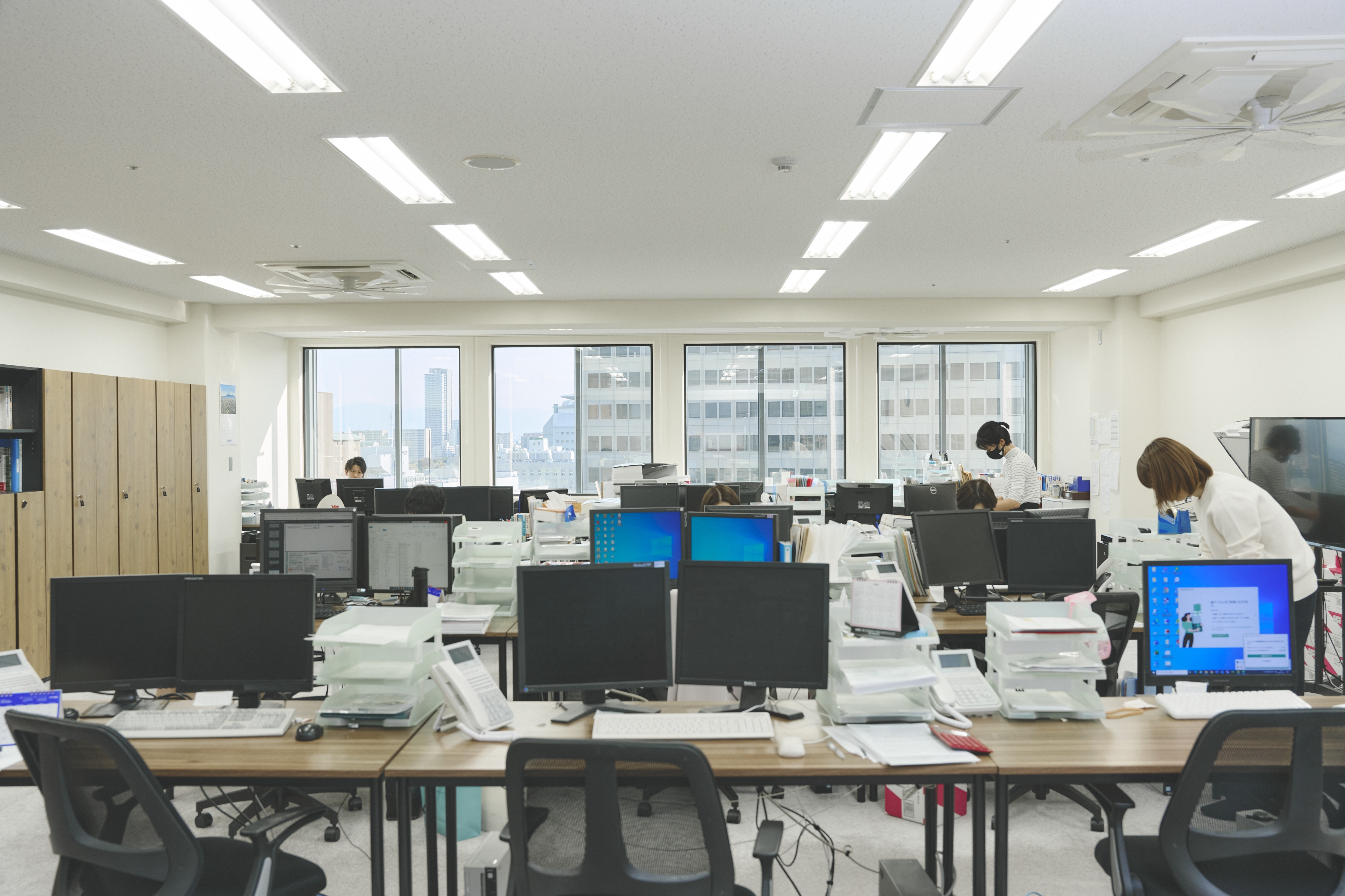 【社労士補助】年間休日125日！研修制度が充実！所定労働時間内の15％が研修で、実力派の社労士になれる社労士法人の画像