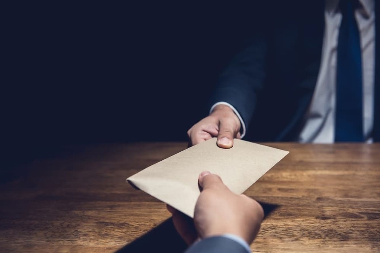 裏金とは?作り方や何が悪いか、何罪かなど分かりやすく解説!