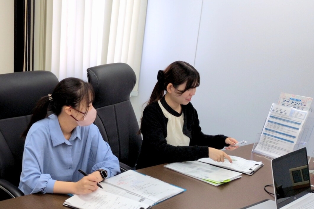 【資格勉強中の方必見！】試験休暇あり◎17時半退社で勉強と仕事の両立ができる！閑散期残業ほぼなし/少数精鋭でありながら、相続税や不動産税務を強みとする税理士事務所の画像