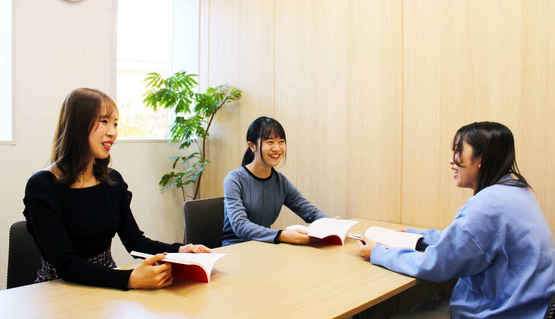 【税務会計スタッフ】業務経験3年以上！フレックス・リモート環境も整えてワークライフバランスが整った事業会社の画像