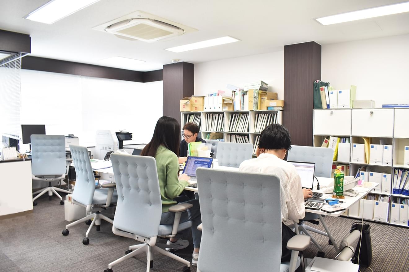 経験者募集｜作業の時間を徹底的に削り、お客様と深く対話する時間を最大化する｜1人で抱え込ませない3人担任制｜実働7時間の画像