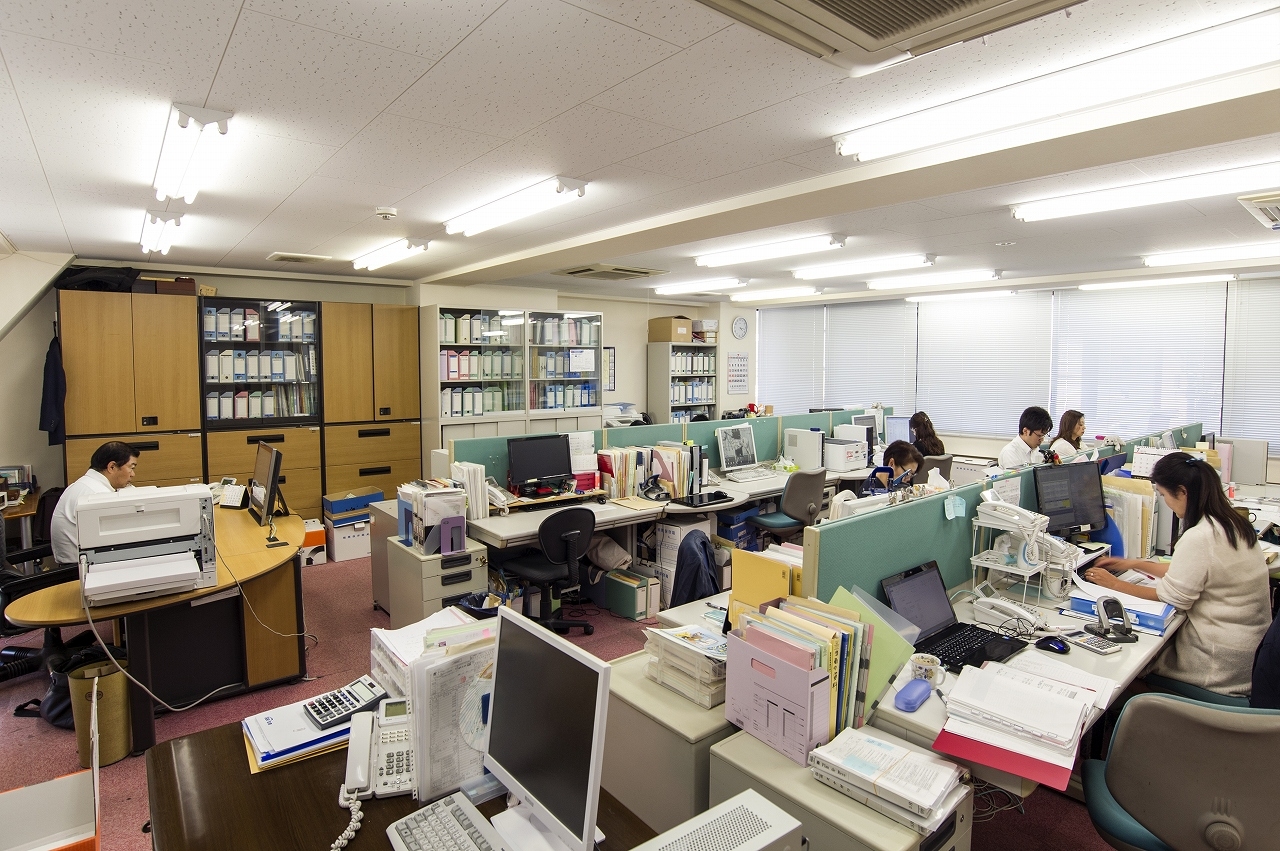 【税務】賞与年3回/勤務時間相談可！時差出勤制度あり！税務から労務、行政書士、不動産仲介などグループ会社で幅広い事業をもつ総合事務所の画像