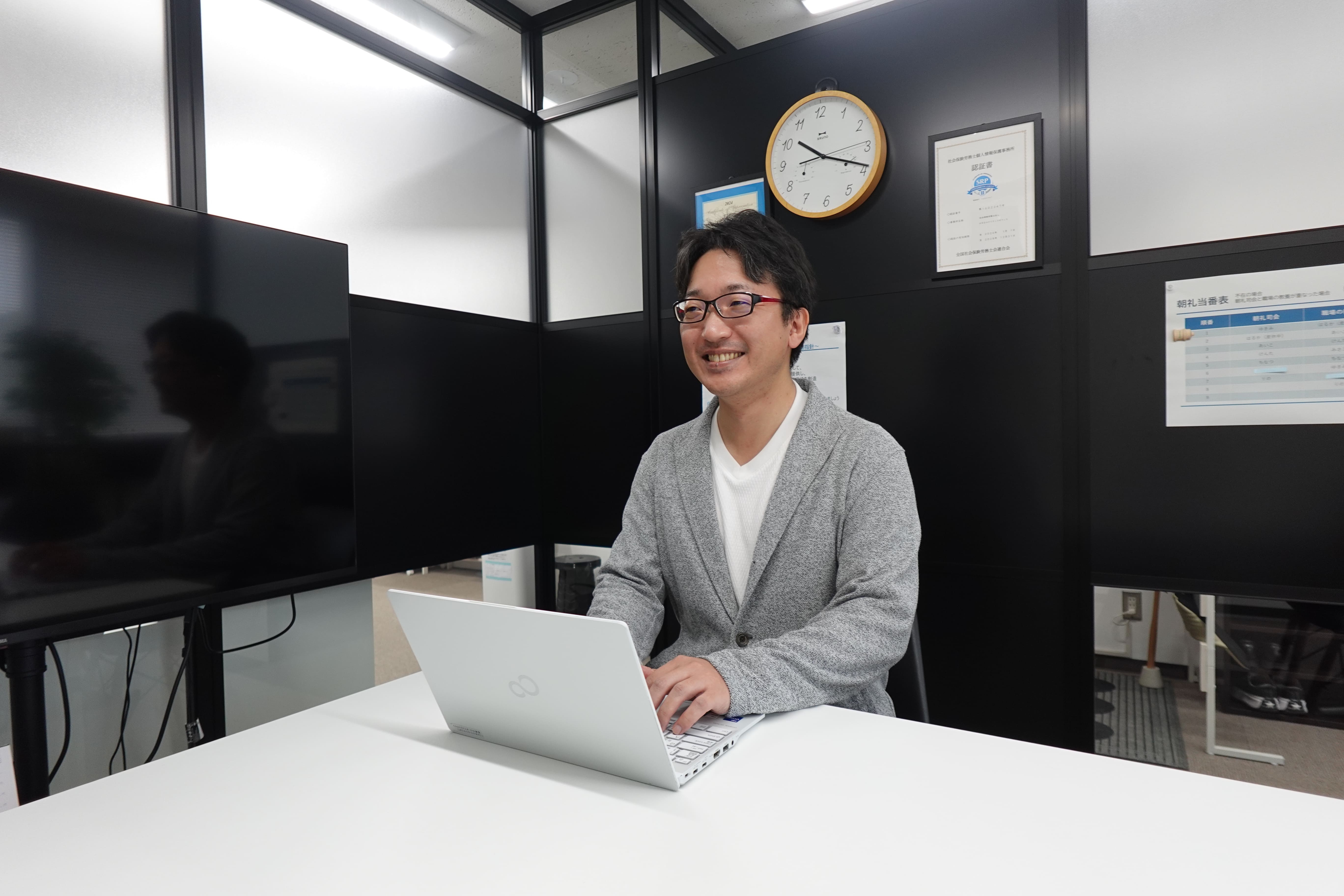 【社労士スタッフ】経験者必見！給与計算・手続きスタッフ募集！綺麗なオフィスで働きやすい環境の中、実務経験が積める社会保険労務士法人の画像