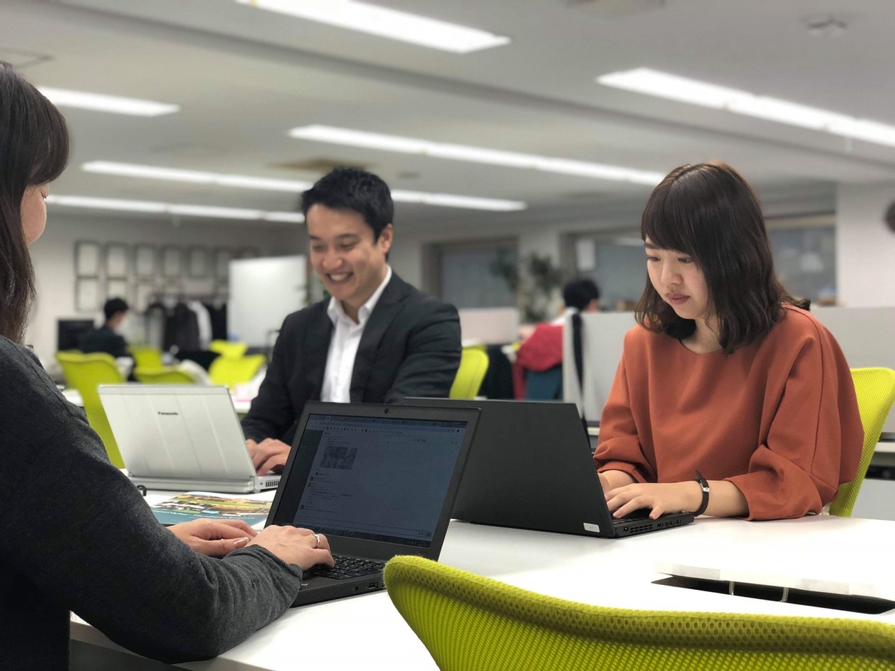 【経理】グロース上場企業で経理スタッフ募集！週2リモート可能！上場経理を経験したい方必見！海外にも拠点を置き、独自のメディアを核に様々なソリューションを展開する企業の画像