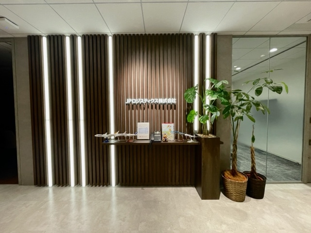 【経理】 成田 年間休日120日！日本郵政グループのインフラと信頼性を活かした抜群のブランド力！グループ企業を活用した倉庫・国内輸送・国際輸送を一体で提供するワンストップ物流サービスを実現するJPロジスティクスグループのグループ会社経理体制構築を担当し、課題解決力を発揮できる環境！日本郵政グループ100％子会社として安定感のある企業！の画像