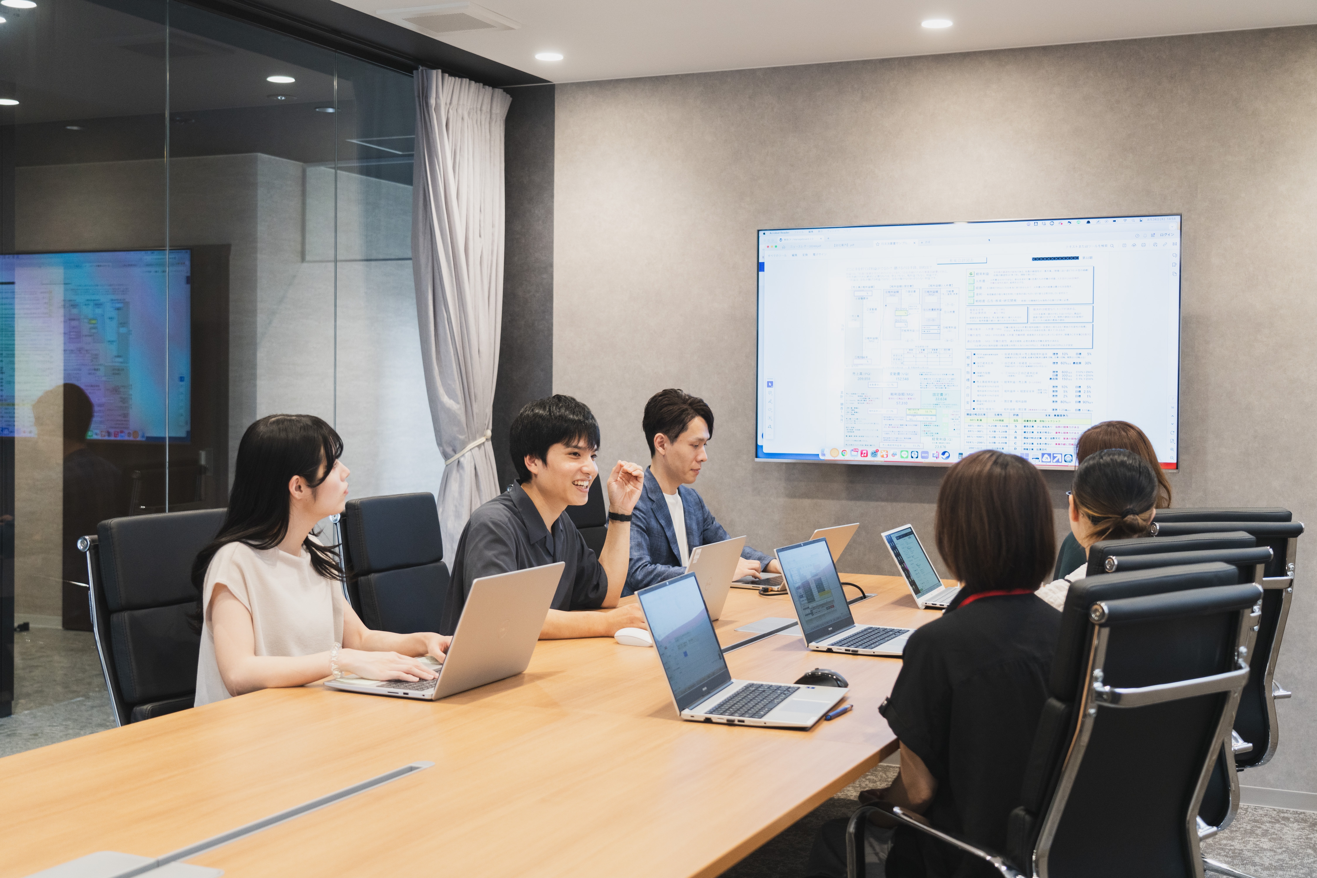 【税理士】税理士有資格者必見のポジション！実働7時間、年間休日124日でワークライフバランスも充実！開放感のあるおしゃれなオフィスで働ける！ITツールを積極的に活用しクライアントの財務支援を行う税理士法人の画像