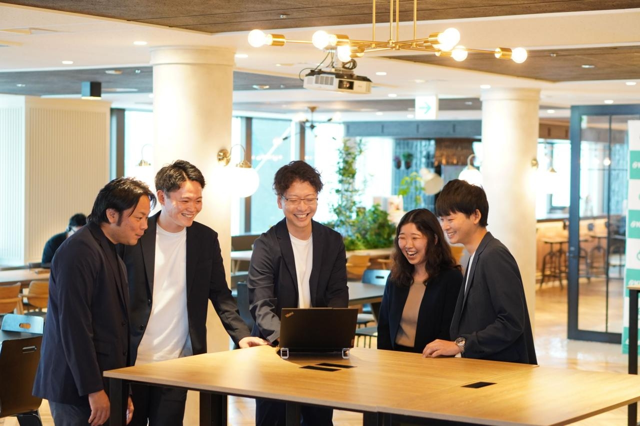 月残業10h程度／フレックス｜社労士向けSaaS「KiteRa」カスタマーサクセス｜導入3,600社超。企画・分析まで担い、ワークライフバランスとキャリアを両立の画像