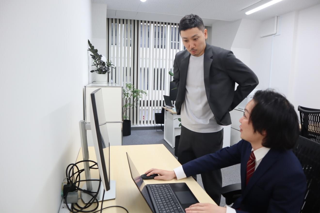 【少数ならではの裁量権があります！】将来的な独立やキャリアアップも実現◎富裕層の個人事業主や外資系・上場企業まで幅広く経験ができる！4名の少数精鋭の事務所だからこそ若手から裁量をもった経験と提案力・経営視点を養える税理士事務所の画像