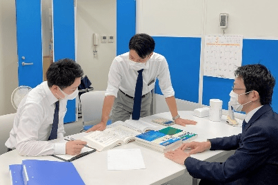 【税務会計スタッフ】年間休日120日、残業も少なめでメリハリをつけて働ける！資格取得支援のサポート体制も充実！駅徒歩1分でアクセス抜群！企業の経営全般をバックアップし、お客様の発展・成長を強力にサポートする税理士法人の画像